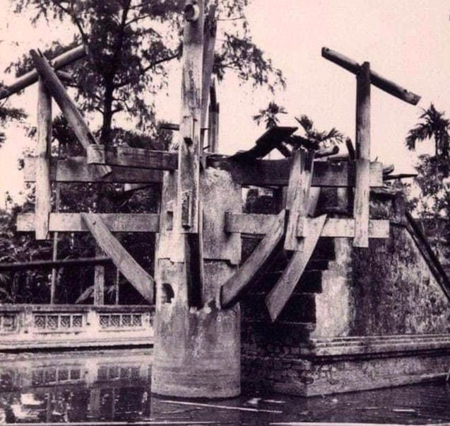 Hình ảnh Chùa Một Cột bị Thực Dân Pháp phá huỷ ngày 11/9/2954