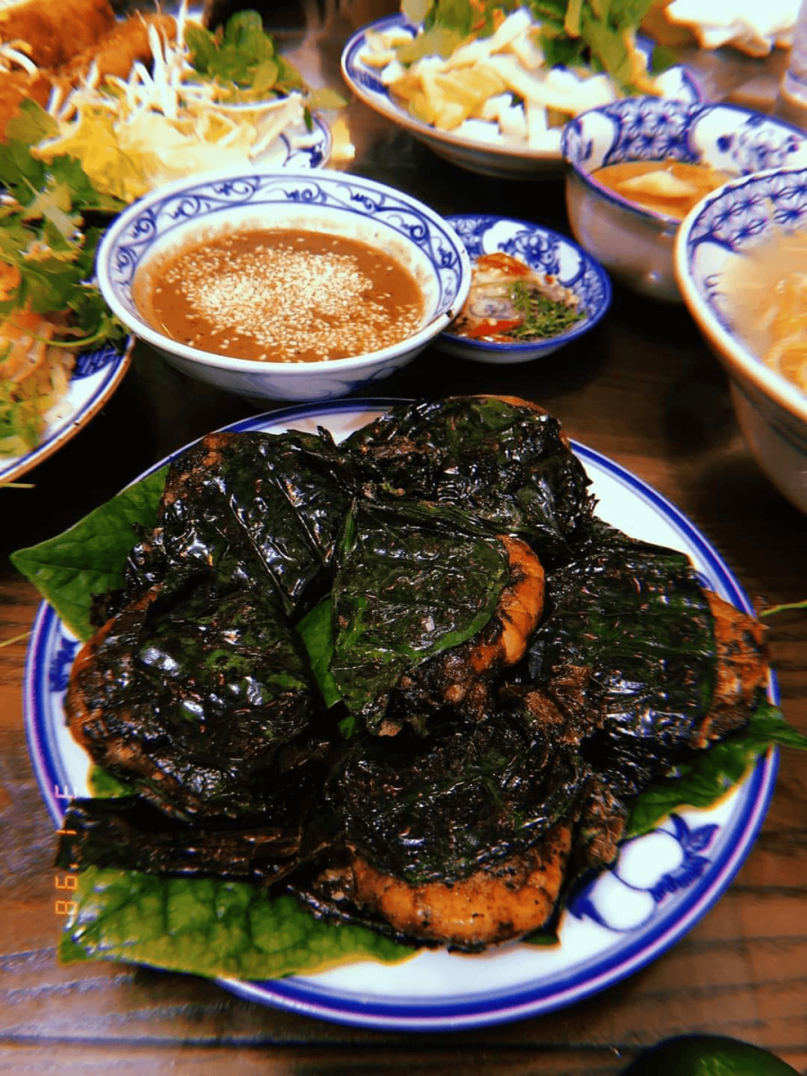 Chả tôm nướng trong mâm cỗ truyền thống làng gốm Bát Tràng