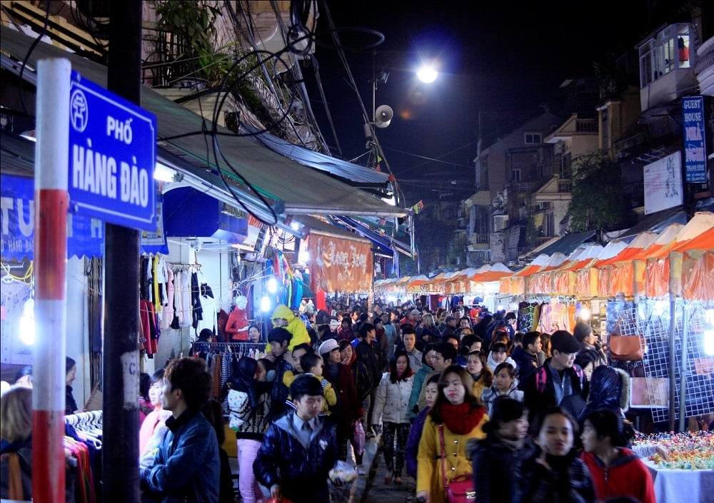 Hanoi Old Quarter night market - A weekend festival of lights and flavors