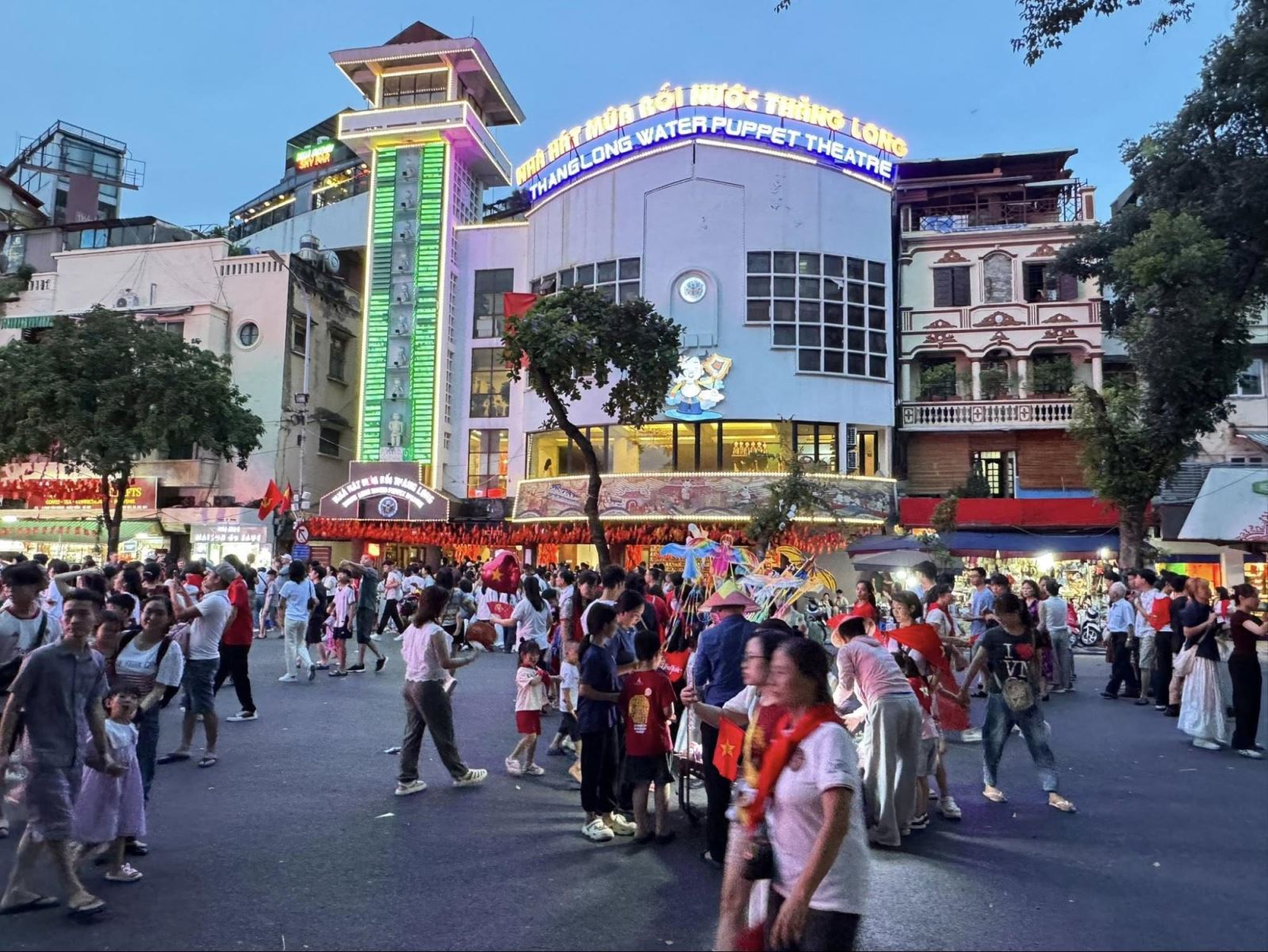 Phố đi bộ hồ gươm hôm nay