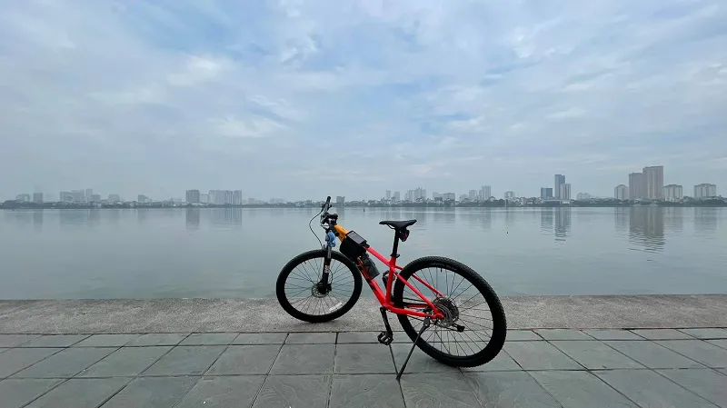 Cycling around West Lake in Hanoi winter