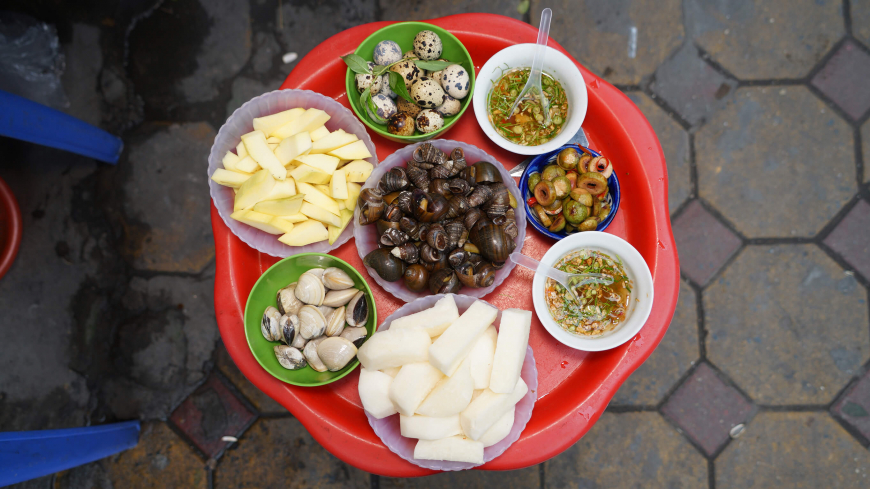 Taste Boiled Snails in Hanoi in Autumn