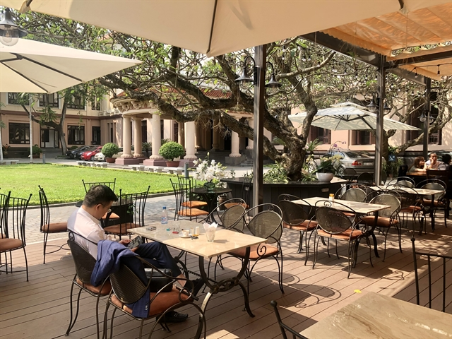 Không gian quán cà phê nhìn ra sân trước của Bảo tàng Mỹ thuật