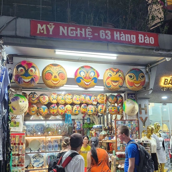 Traditional Vietnamese crafts in Hanoi Old Quarter Night Market (Source: @gye0ng_u)