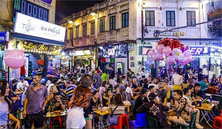 The crowded and lively Ta Hien Street (Source: gostay)