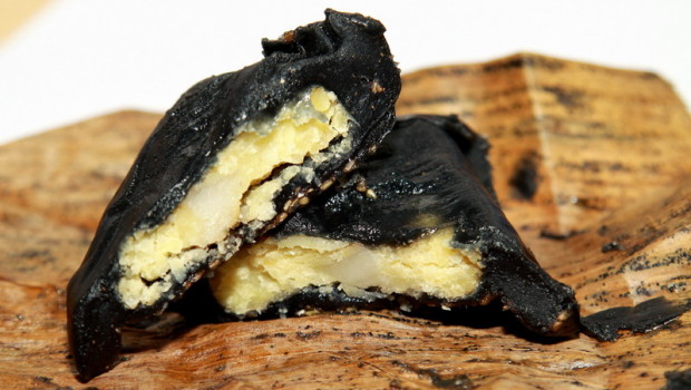 Ẩn chứa đằng sau lớp vỏ đen của bánh gai là một hương vị ngọt ngào, tinh tế (Nguồn: nephuong)