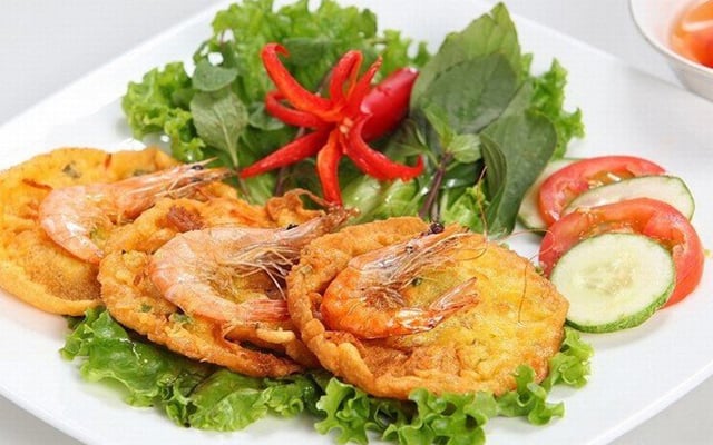 Thưởng thức món bánh tôm Hồ Tây (Nguồn: dulichviet)